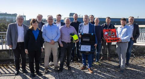 Gruppenbild mit 13 Personen auf einem Dach