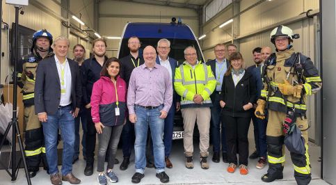 Gruppenbild mit 15 Personen in offener Halle